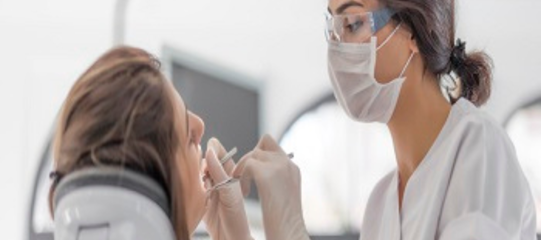 Equipe odontológica experiente cuidando de pacientes e realizando tratamentos para garantir um sorriso saudável e radiante.