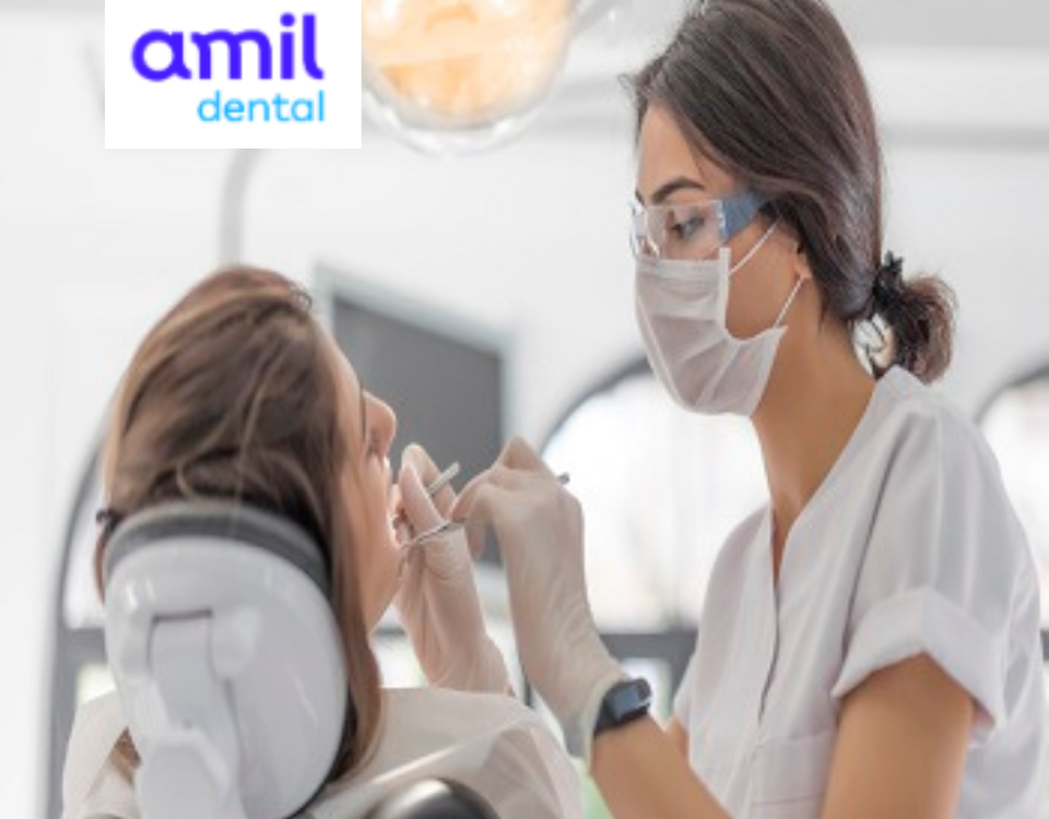 Equipe odontológica experiente cuidando de pacientes e realizando tratamentos para garantir um sorriso saudável e radiante.