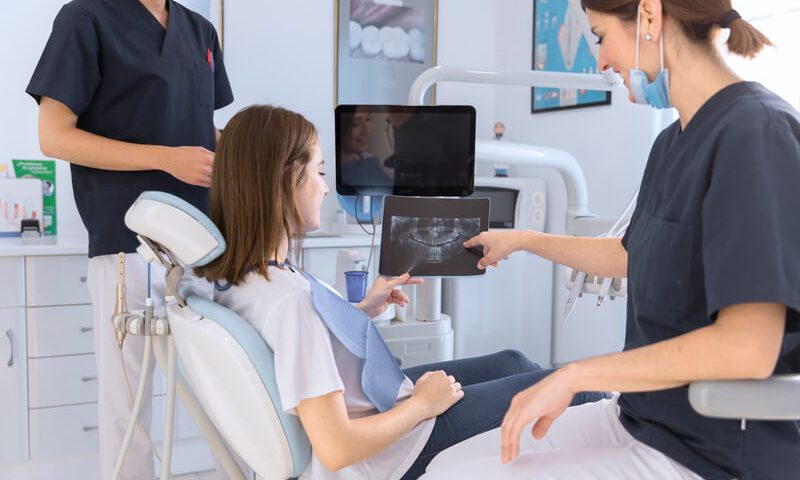 Visualização de Radiografia Dentária: Uma radiografia dentária que ilustra a importância crucial das imagens radiográficas no diagnóstico preciso e no planejamento de tratamentos odontológicos eficazes.