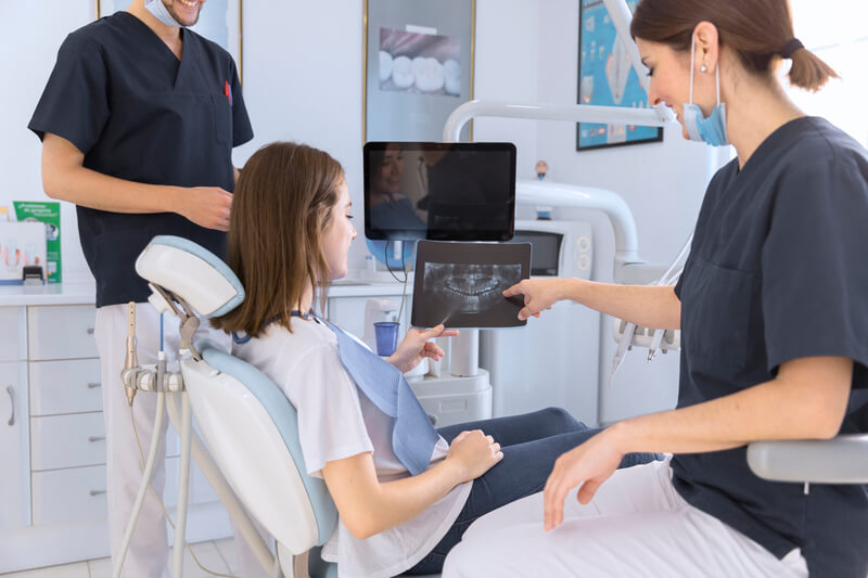 Visualização de Radiografia Dentária: Uma radiografia dentária que ilustra a importância crucial das imagens radiográficas no diagnóstico preciso e no planejamento de tratamentos odontológicos eficazes.